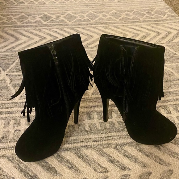 Suede tassel ankle booties! Size 8 - Picture 2 of 4